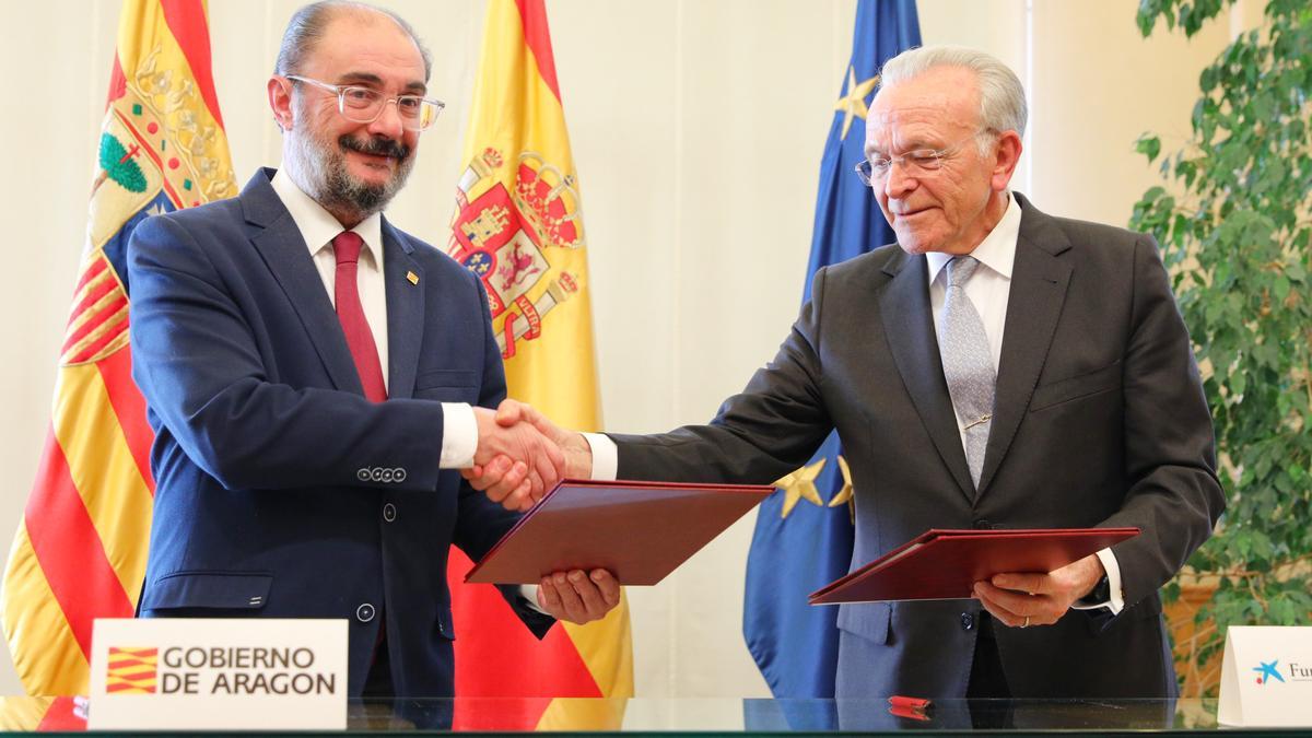 Lambán y Fainé, durante la firma del convenio de colaboración.