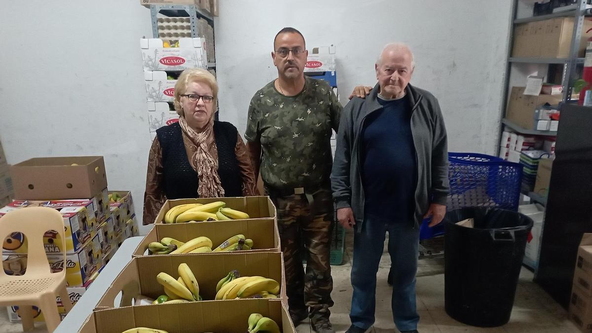 Curro López, en el centro, con dos voluntarios de la Asociación de Vecinos de Lagunillas.