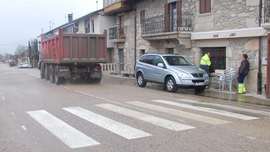 Un camión cruza un paso de cebra en la travesía de Lubián.