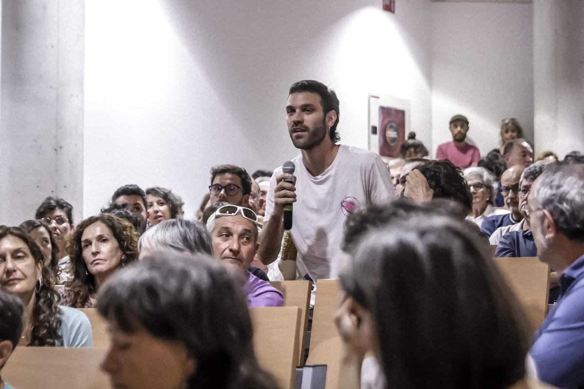 FOTOS | Así ha sido la asamblea ciudadana contra la masificación turística en el IES Sineu