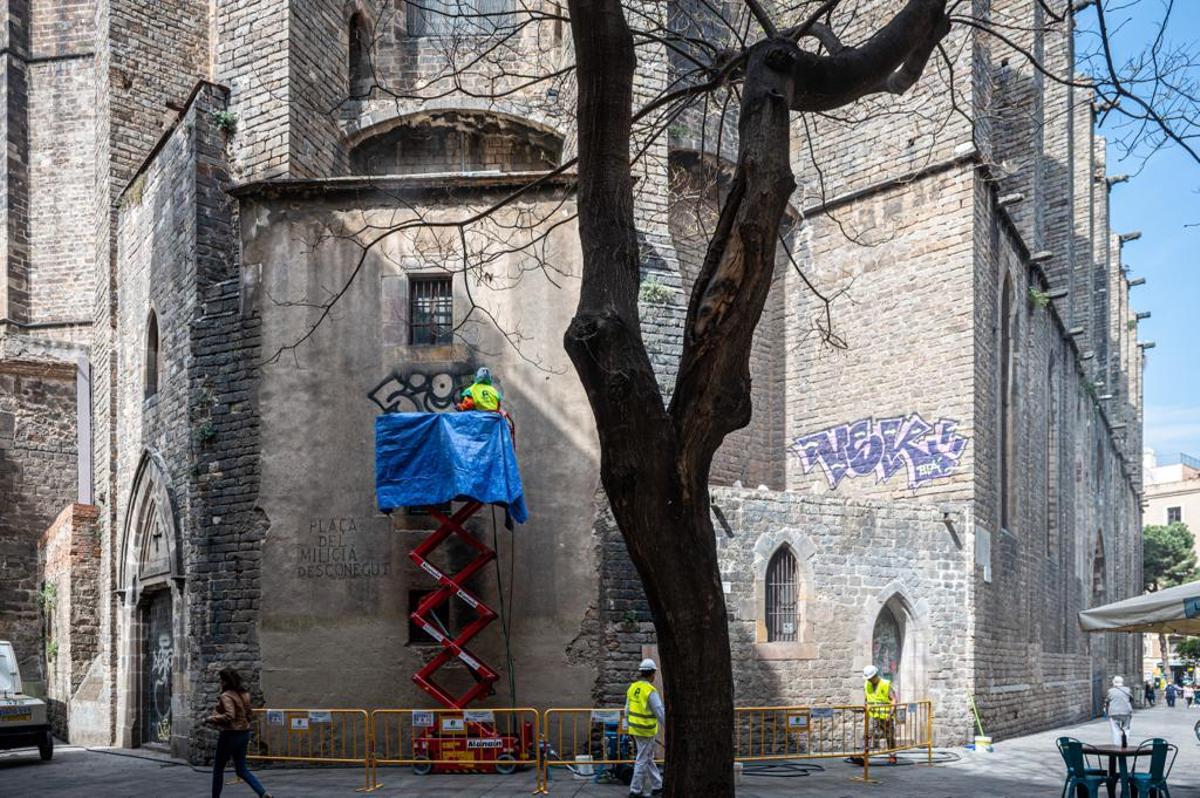 Los grafiti en la fachada de la basílica del Pi han esperado más de un año a la brigada municipal de limpieza