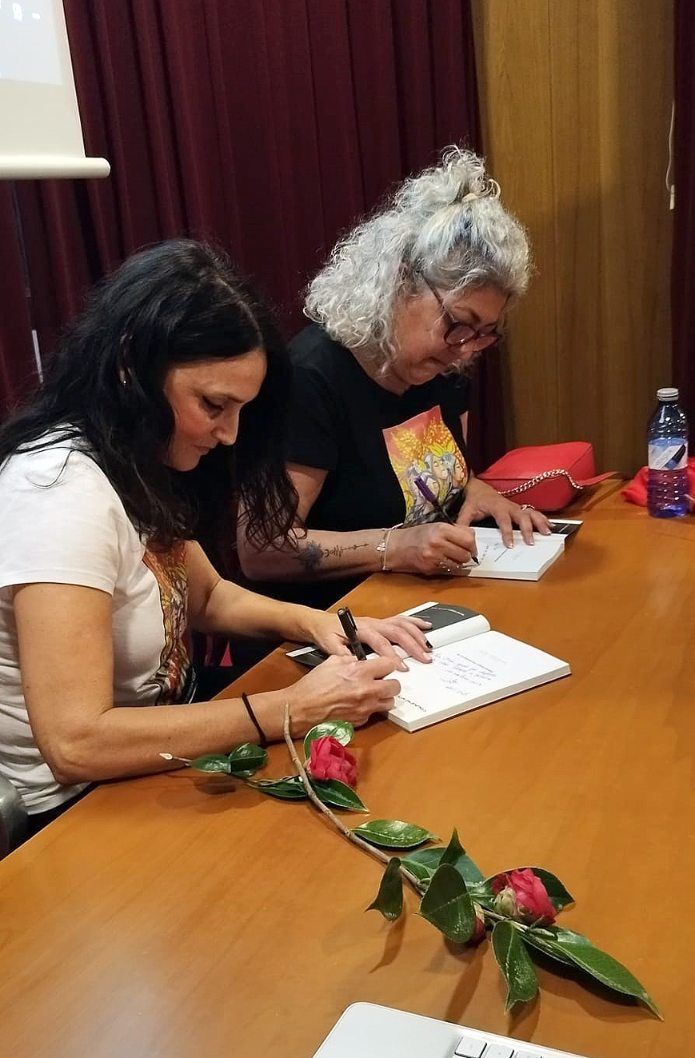 El acto de presentación de «As trobadoras silenciadas», segundo poemario de la viguesa Clara Pino, con ilustraciones de la valguesa Ángeles Garrido.