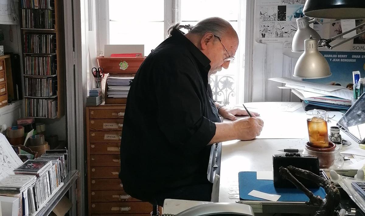Carlos Giménez, en su taller.