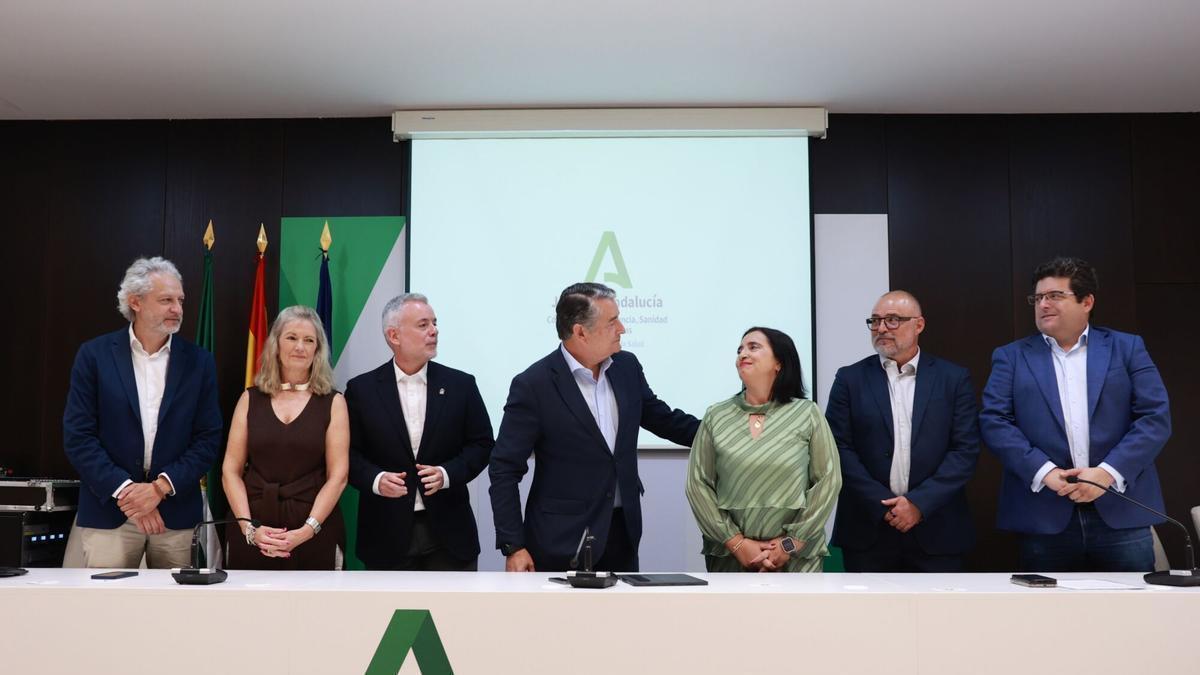 El vicepresidente primero y consejero de Presidencia, Sanidad y Emergencias, Antonio Sanz, acompañado por la nueva gerente del SAS, María de los Ángeles García.