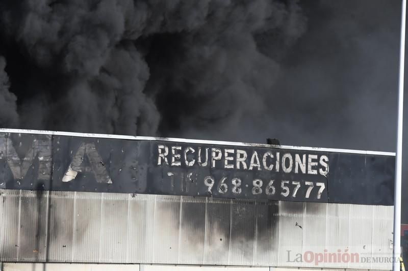 Imponentes llamas devoran una nave en Santomera