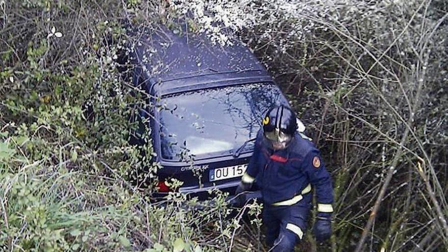 Lugar al que se precipitó el turismo. // Protección Civil Barbadás