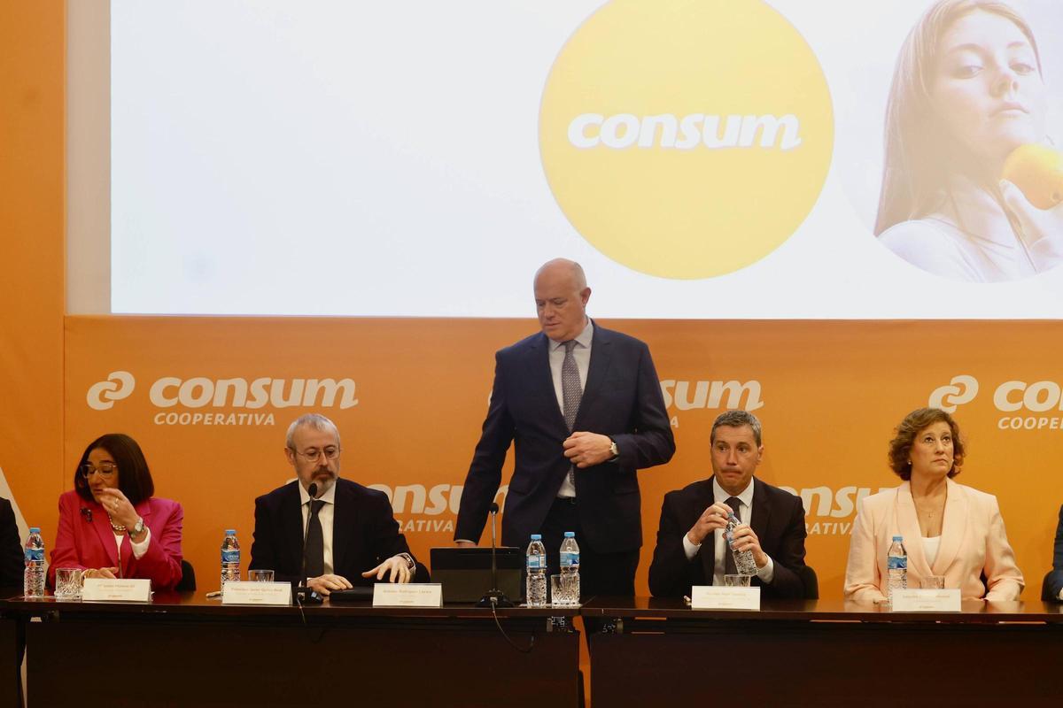 Antonio Rodríguez, de pie, antes de presentar los resultados de la firma.