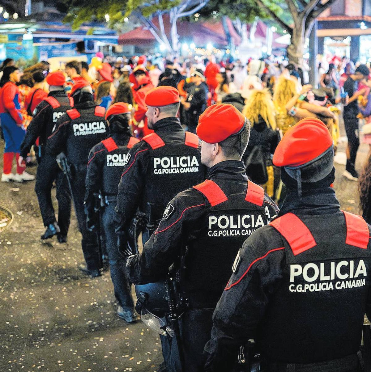 Efectivos de la Policía Canaria patrullan en el Carnaval de Santa Cruz de Tenerife de este año.