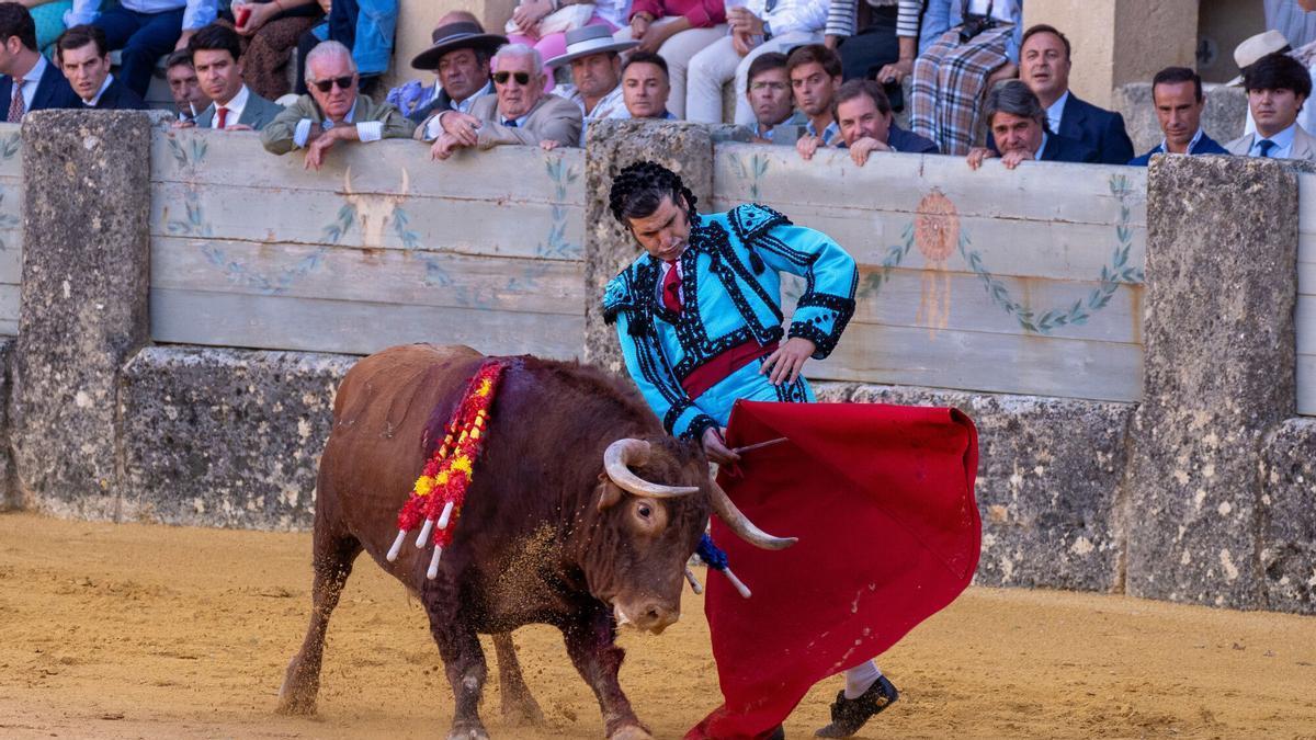 Morante de la puebla durante la corrida goyesca en la plaza de toros de la Real Maestranza de Caballería.