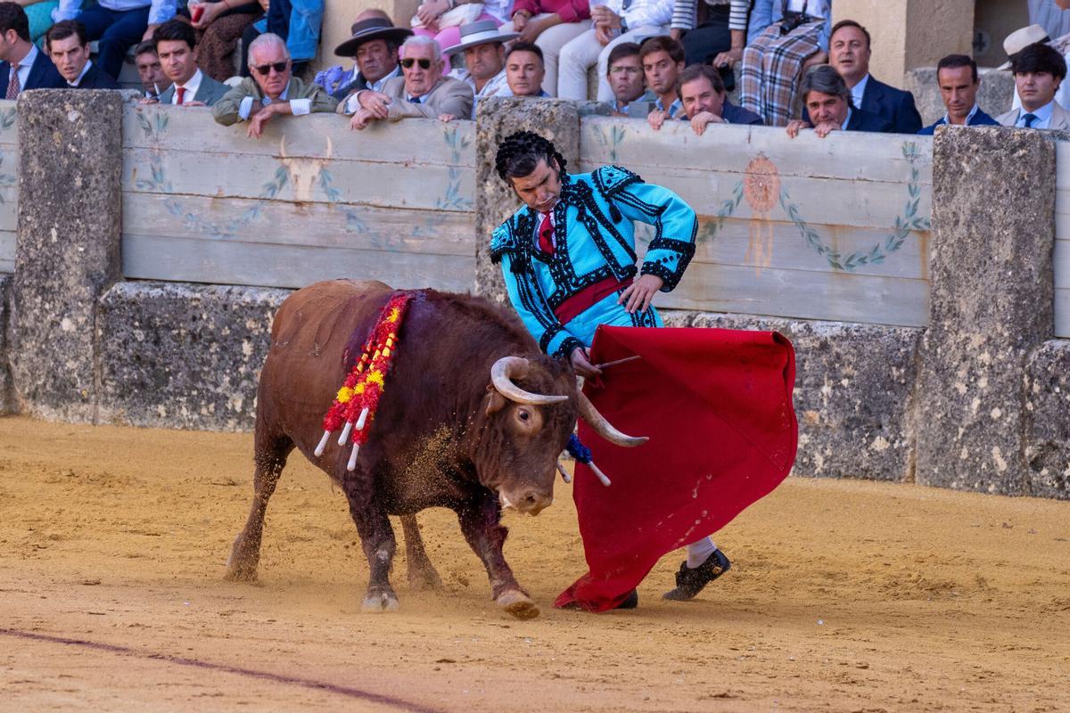 Morante de la puebla durante la corrida goyesca en la plaza de toros de la Real Maestranza de Caballería. a 2 de septiembre de 2023.