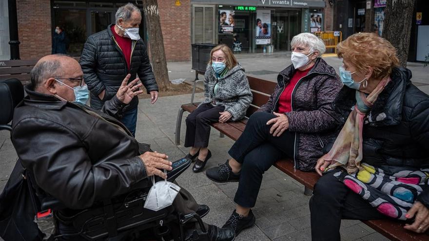 Jubilados conversando en Barcelona.