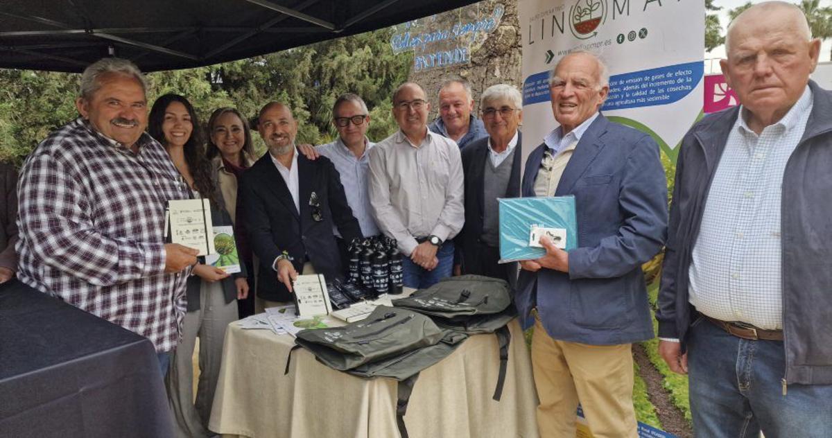 Asistentes y colaboradores de Linomar, con los materiales de marketing de la iniciativa.