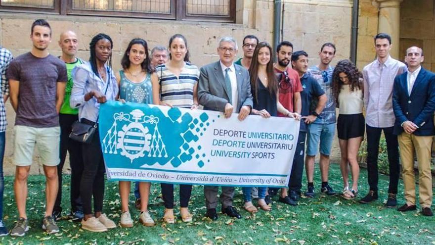 El rector de la Universidad de Oviedo, en el centro, con los deportistas universitarios, ayer.