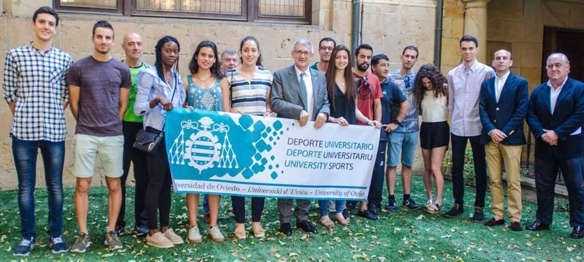 El rector de la Universidad de Oviedo, en el centro, con los deportistas universitarios, ayer.