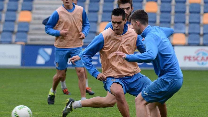 Abel Suárez le disputa el balón a un canterano durante un entrenamiento de esta semana. // Rafa Vázquez