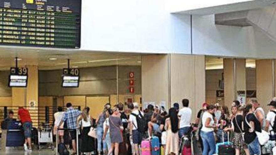 Pasajeros en la terminal ibicenca, en una imagen de archivo.