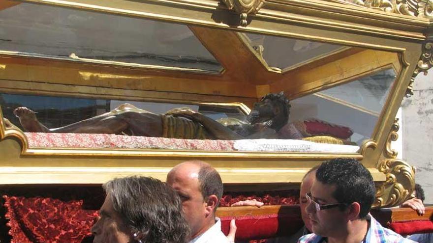 Las lluvias impiden que el Cristo del Sepulcro de Aldeanueva lleve cerezas en la urna