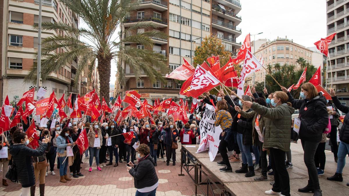 CASTELLON. HUELGA Y CONCENTRACION DEL SECTOR DE LA LIMPIEZA EN LA PLAZA MARIA AGUSTINA