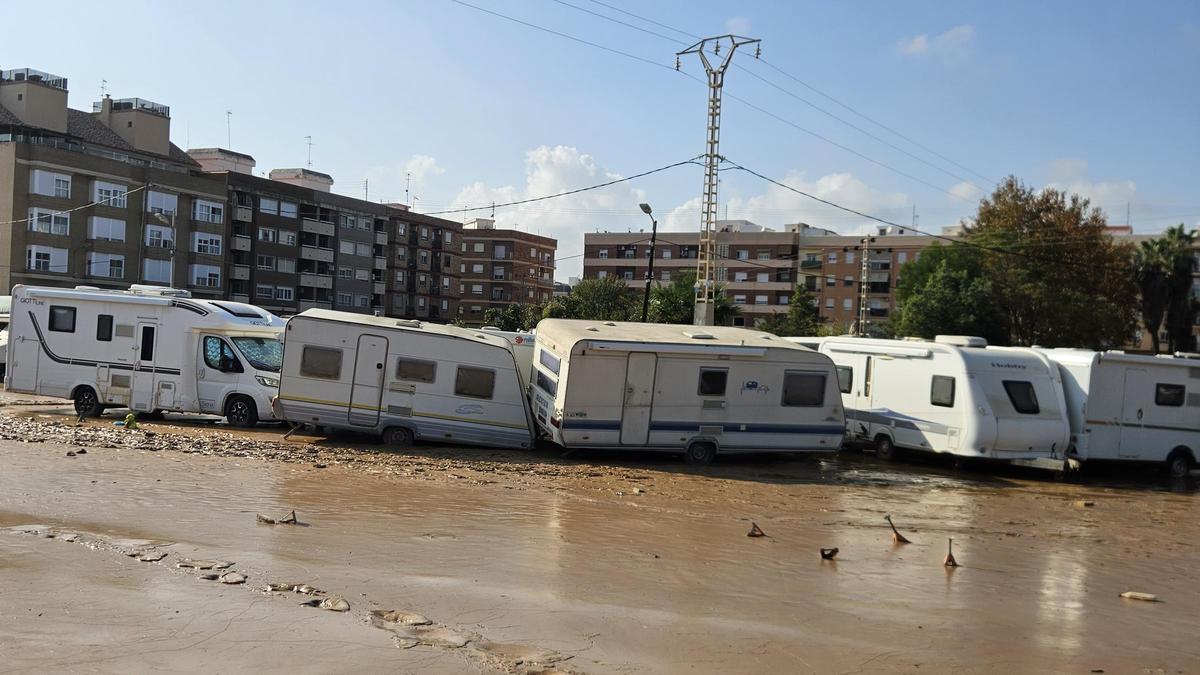 Las caravanas aguardan a ser sacadas del barro