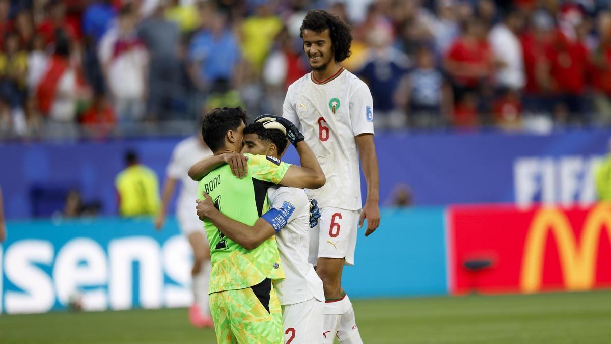 Bono celebra amb Hakimi en un partit del Mundial.