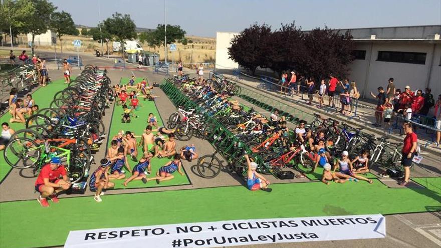 El triatlón extremeño reivindica respeto a los ciclistas