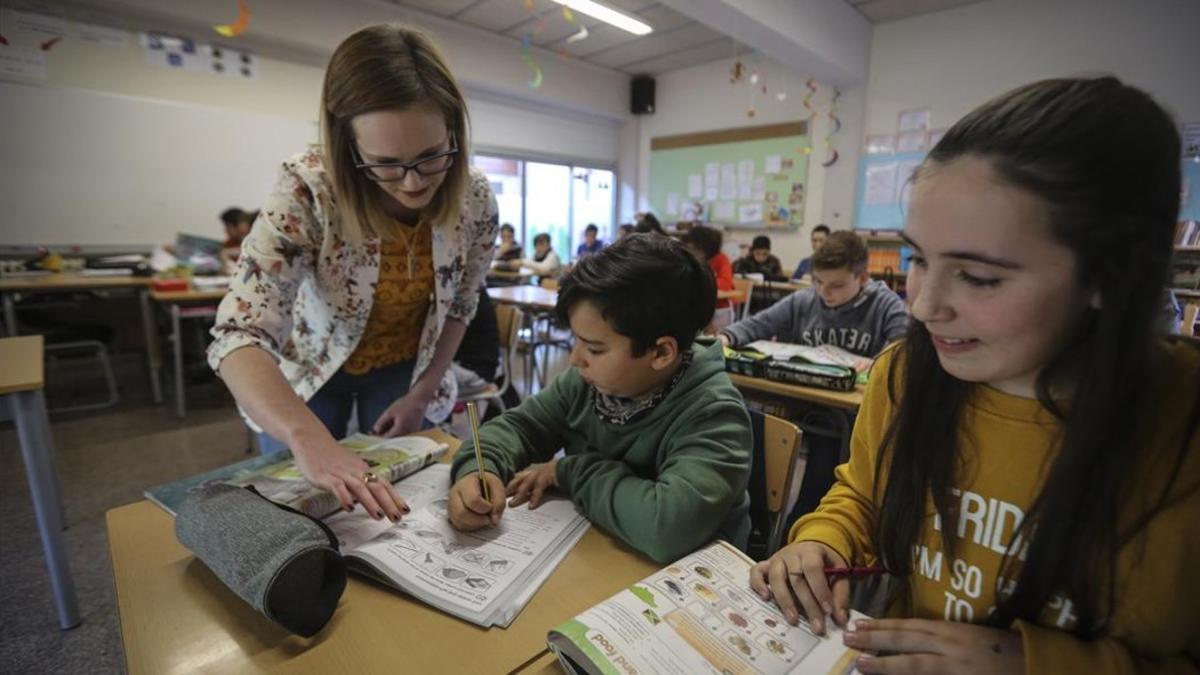 Ruth Sturgess, auxiliar de conversación en inglés, con los alumnos de sexto de primaria del colegio Joan Maragall de El Prat de Llobregat.