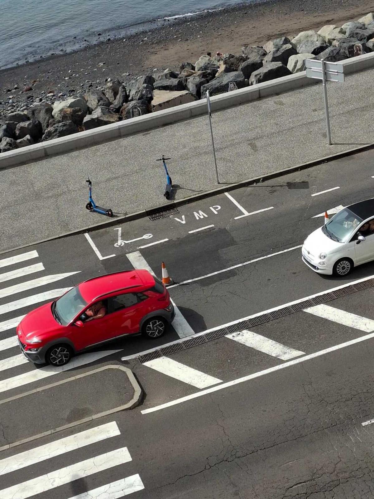 Colas por el carril bus en la playa de Las Teresitas