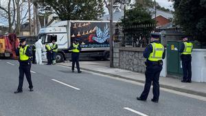 Policías irlandeses en la embajada rusa de Ucrania, en Dublín, donde se ha empotrado un camión