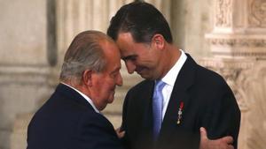 Juan Carlos I y Felipe VI se abrazan tras la abdicación. | reutersATTENTION EDITORS - REUTERS PICTURE HIGHLIGHT TRANSMITTED BY 1630 GMT ON JUNE 18, 2014 CHM08 Spains King Juan Carlos and his son Crown Prince Felipe (R) hug each other as they attend the signature ceremony of the act of abdication at the Royal Palace in Madrid. REUTERS/Juan Medina REUTERS NEWS PICTURES HAS NOW MADE IT EASIER TO FIND THE BEST PHOTOS FROM THE MOST IMPORTANT STORIES AND TOP STANDALONES EACH DAY. Search for TPX in the IPTC Supplemental Category field or IMAGES OF THE DAY in the Caption field and you will find a selection of 80-100 of our daily Top Pictures. REUTERS NEWS PICTURES. TEMPLATE OUT SPAIN-KING/