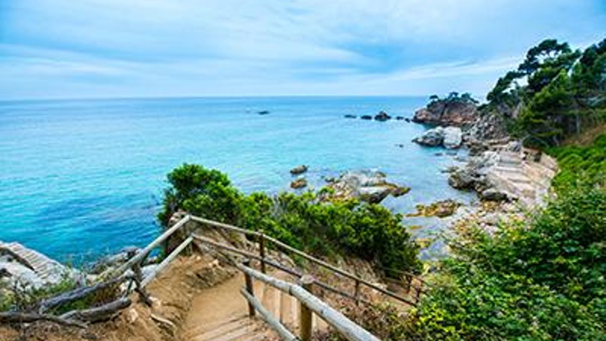 La costa catalana se puede recorrer de punta a punta en diversos tramos de senderos señalizados