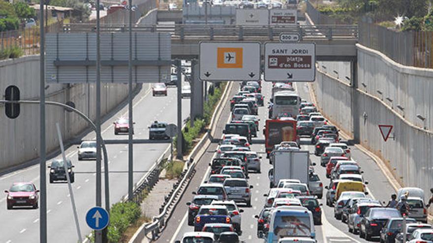 Cola de vehículos en la autovía en dirección al aeropuerto, en una imagen de archivo.