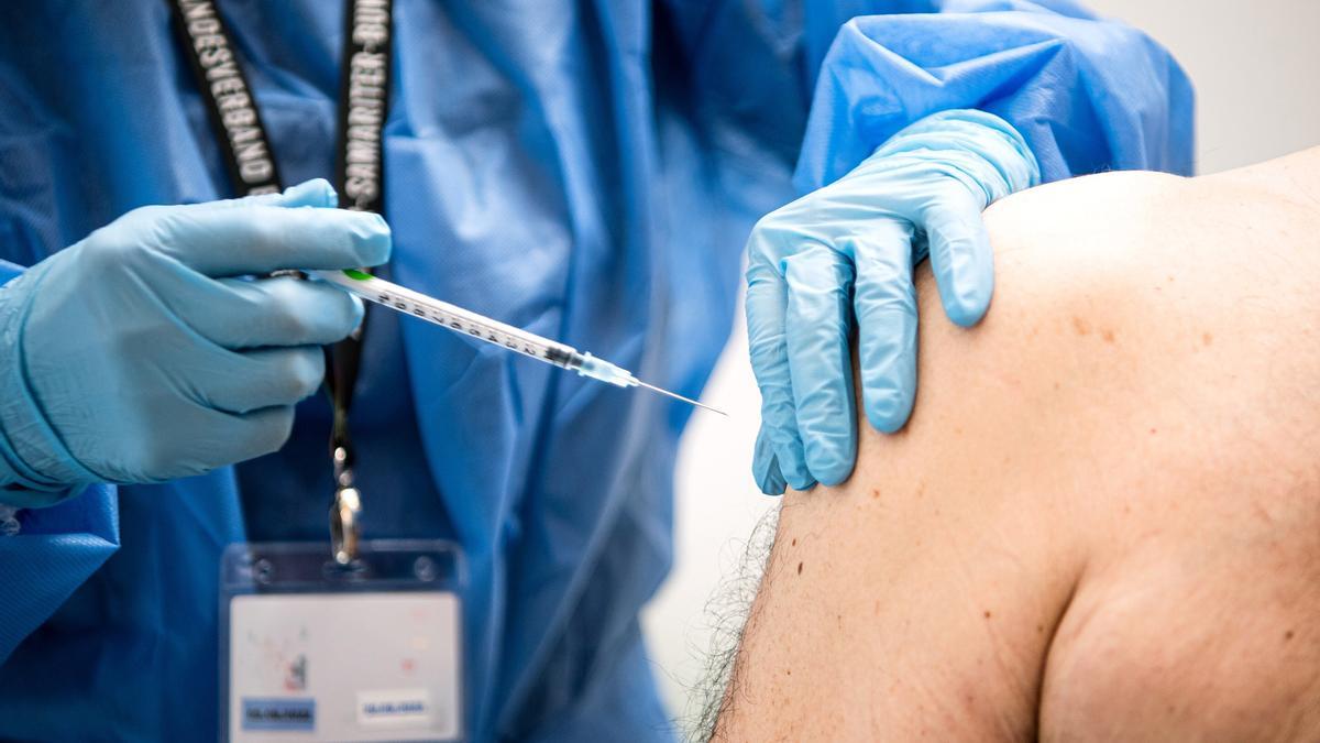 Un hombre es vacunado con la nueva vacuna de Moderna contra el coronavirus en un centro de vacunación en Bremen (Alemania), a 13 de septiembre de 2022.