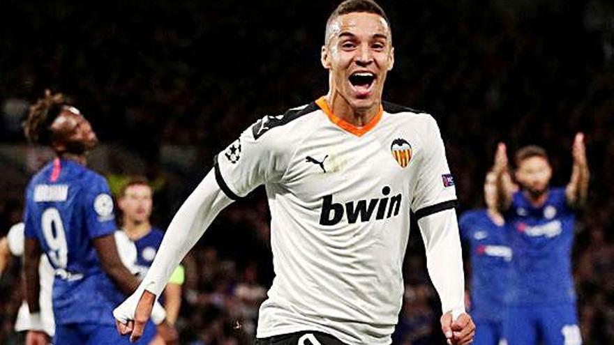 Rodrigo celebra un gol amb el València al camp del Chelsea a la Lliga de Campions.