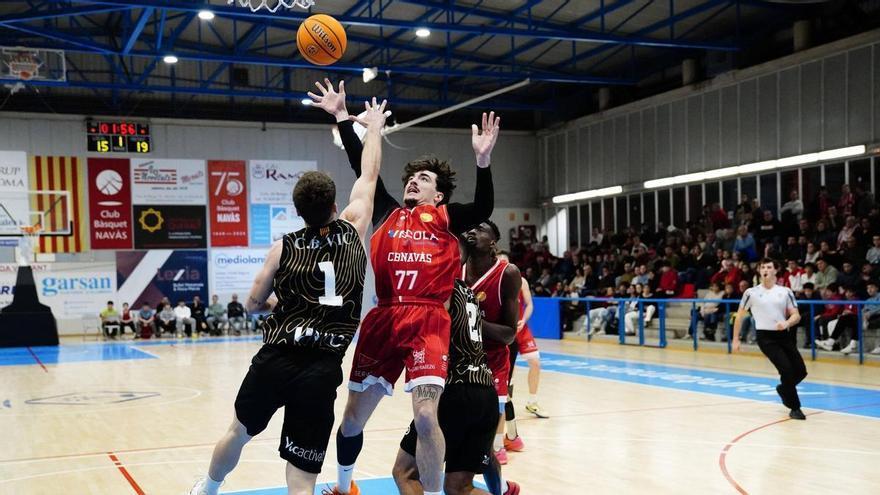 El CB Navàs malbarata una diferència de 21 punts i cau contra el Vic (70-78)
