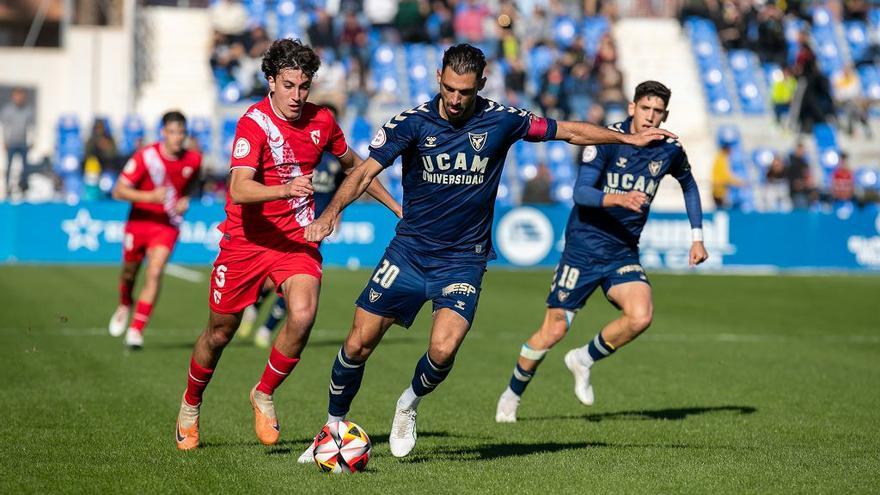 El UCAM Murcia frena al líder en el debut de Raúl Guillén