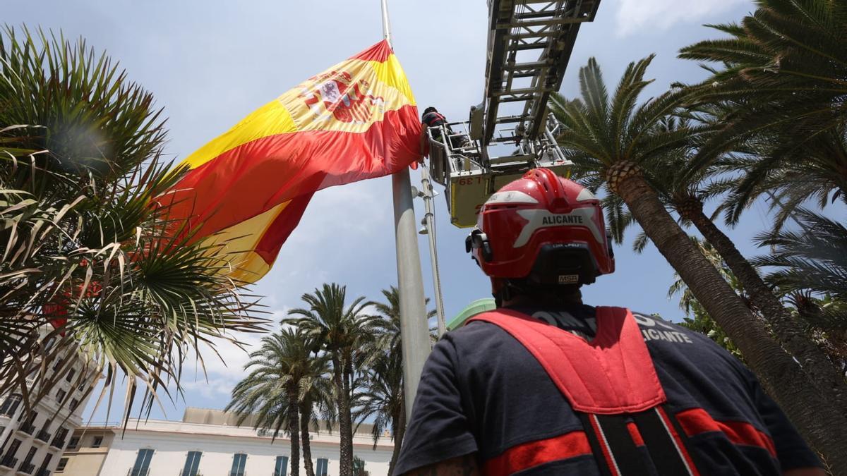 Cambian la bandera de España de la Plaza del Mar de Alicante.