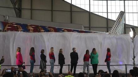 El Barça femenino presenta su avión personalizado