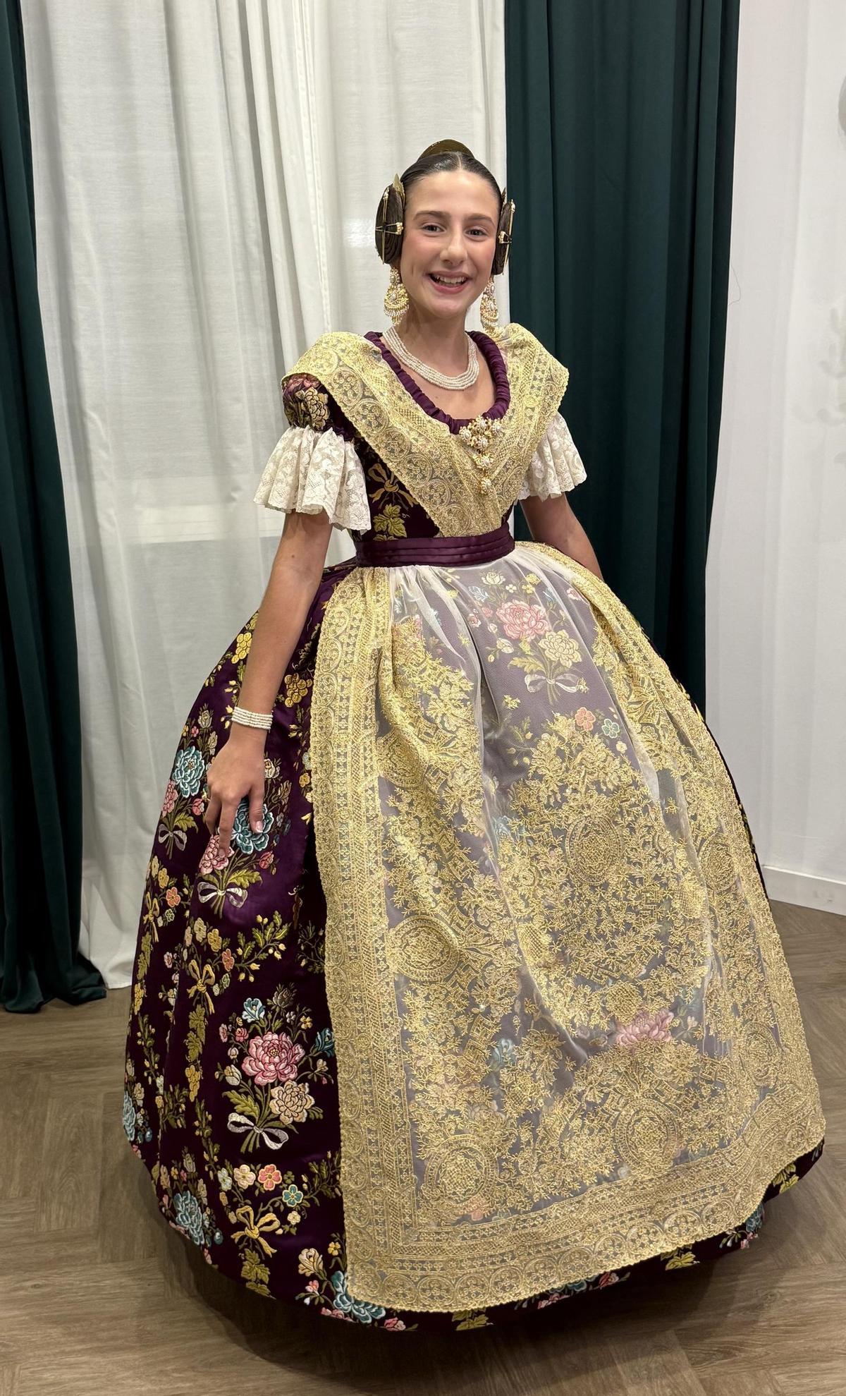 LA FALLERA MAJOR INFANTIL DE GANDIA DE 2026, TRIANA BENAVENT CHOVER amb el seu trage COLOR “PURPURA IMPERIAL”.