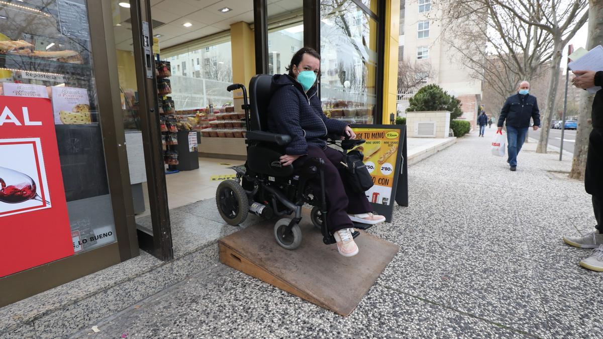 María Ángeles Longares conoce todos los locales donde tienen rampas accesibles.