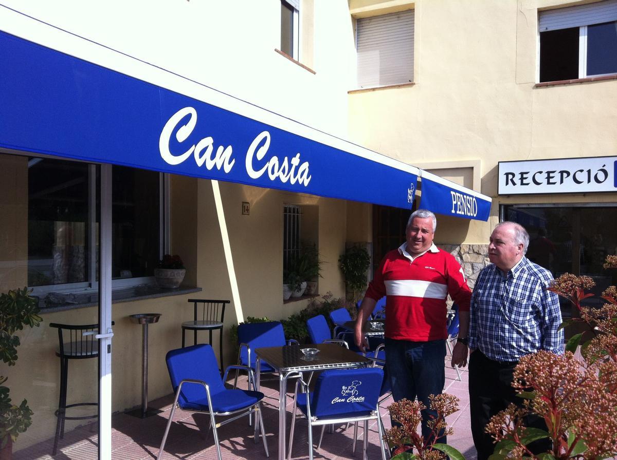 Martí Duran, a la dreta, a la porta del restaurant