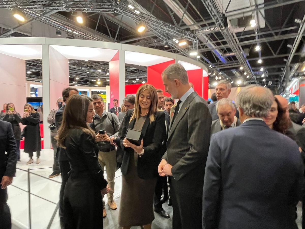 La alcaldesa, Patricia Fernández, hace entrega al Rey Felipe VI del perfume personalizado Archena ‘Esencia Mediterránea’