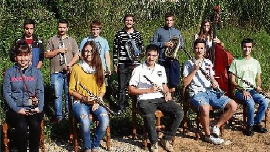 Els músics integrants de la nova cobla en un dels darrers assajos que va fer a l&#039;aire lliure