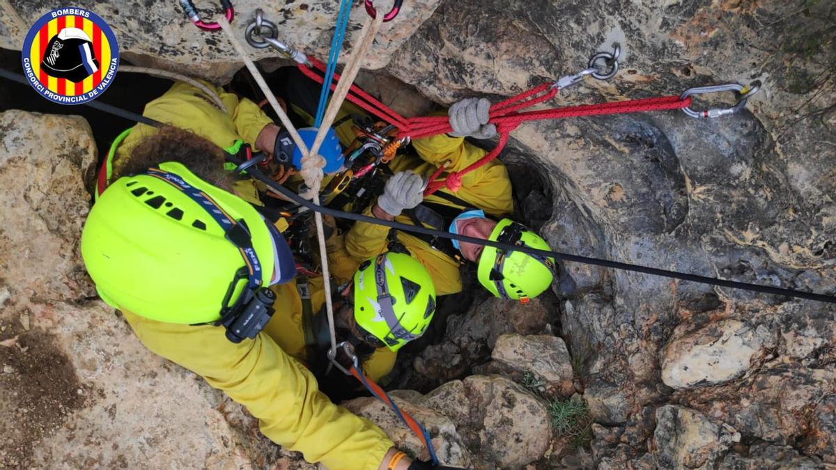 El Consorcio Provincial de Bomberos de València rescata un hombre en una cueva de Tous