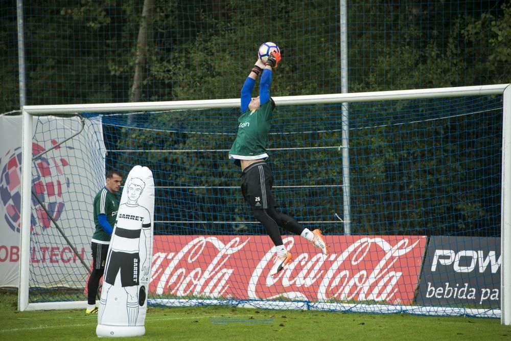 Entrenamiento del Real Oviedo con la visita del boxeador Aitor Nieto