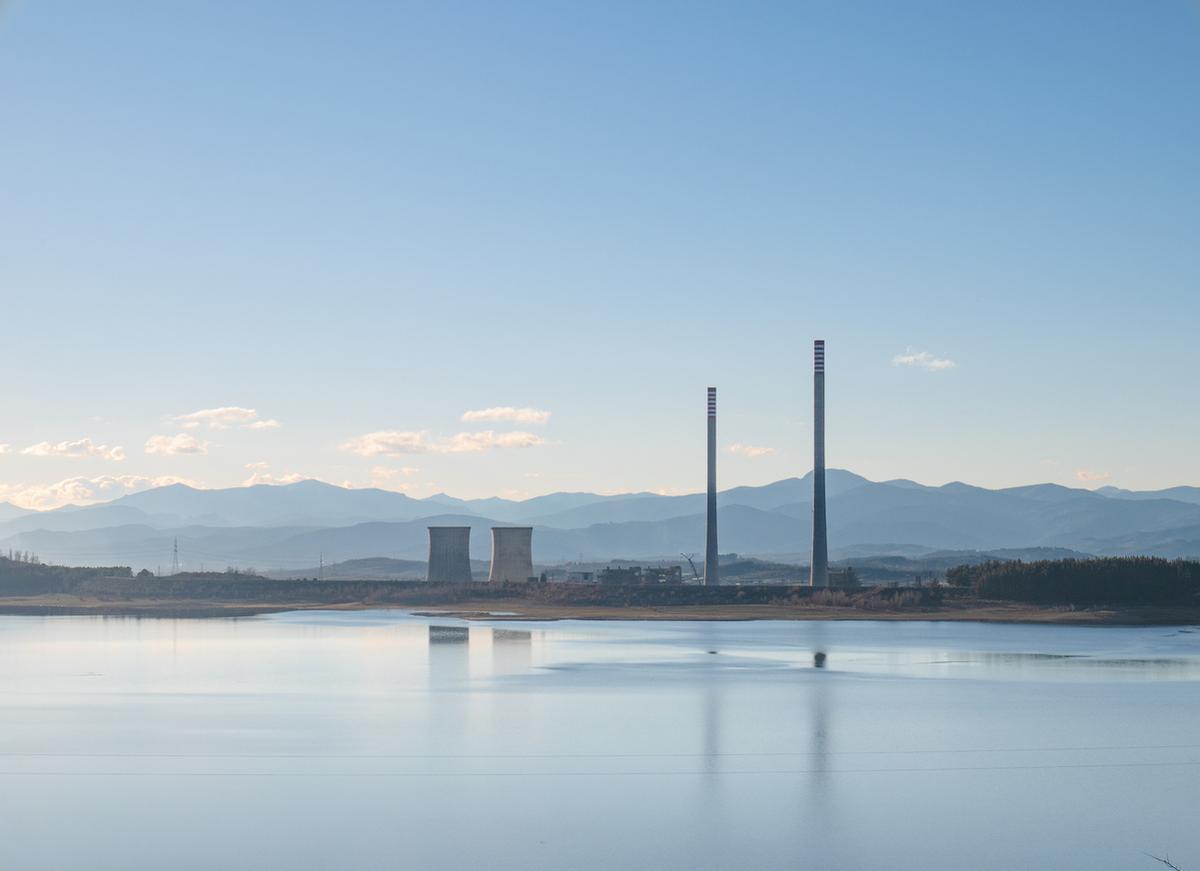 Las torres de refrigeración y chimeneas de la central térmica de Compostilla II