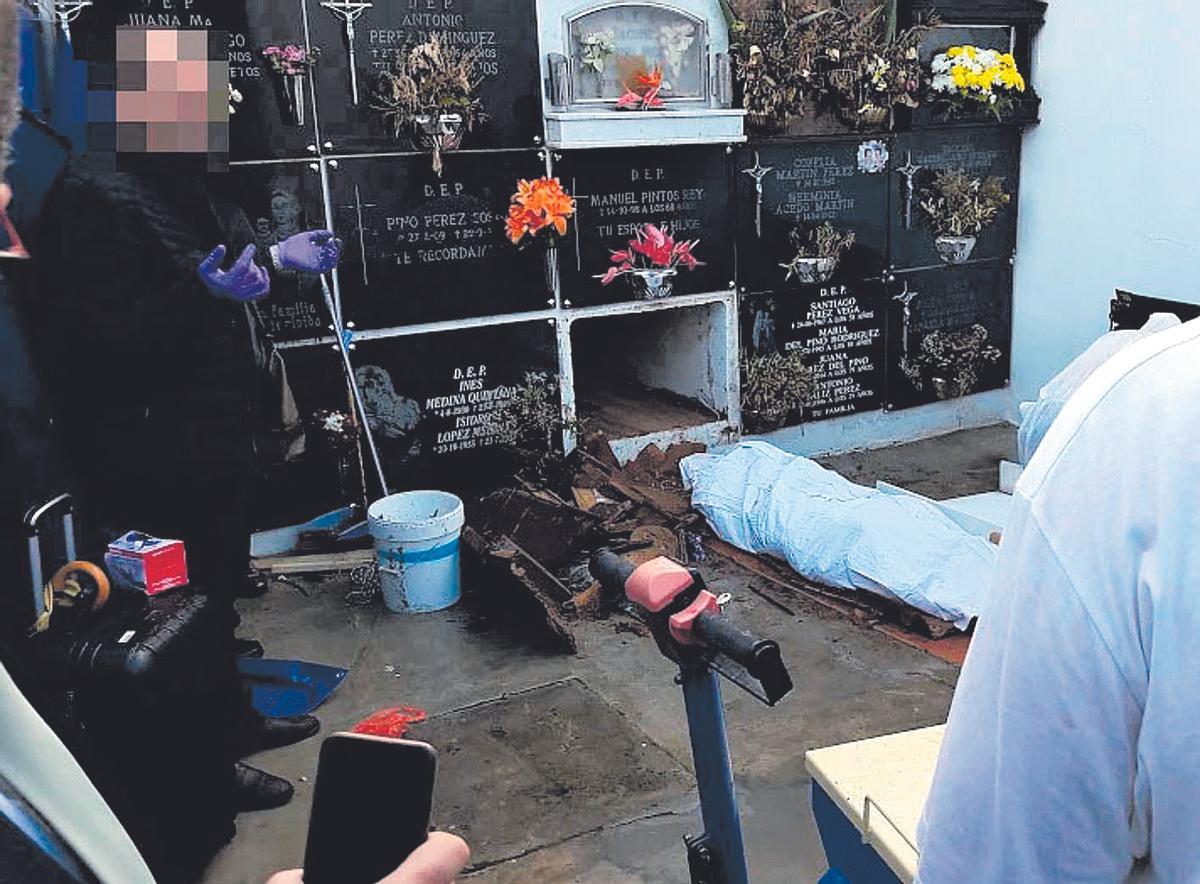 Un momento de la exhumación del cadáver, en el cementerio de San Isidro de Gáldar.