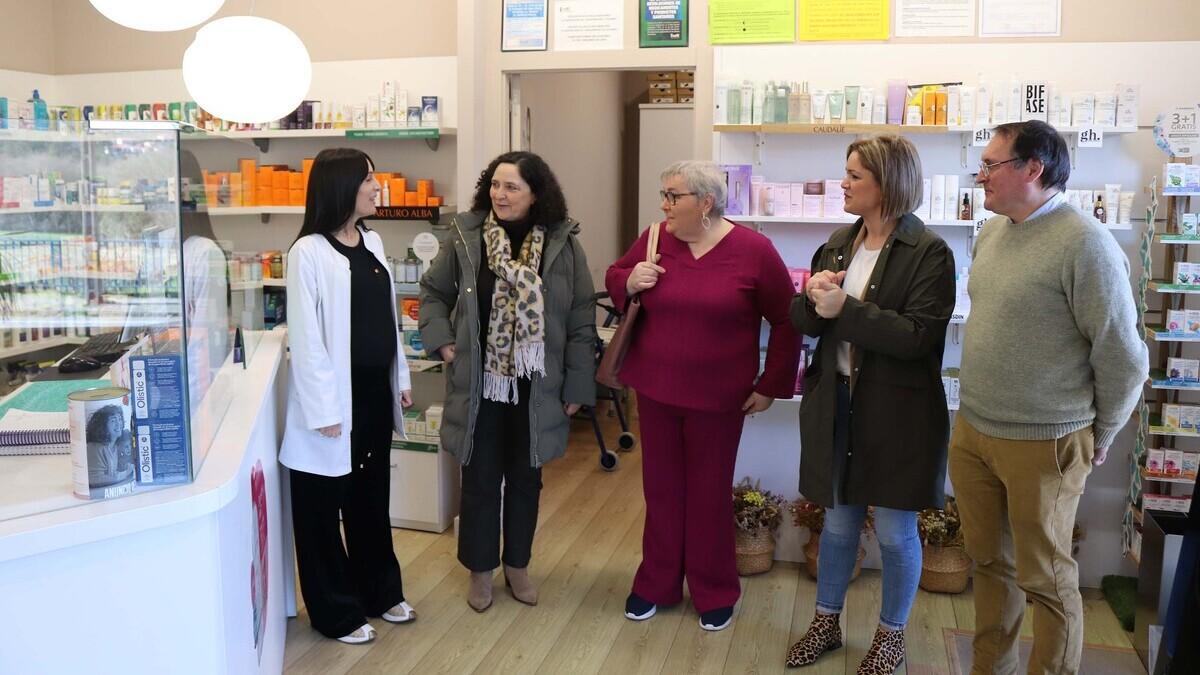 Belén do Campo y Teresa Villaverde visitaron la Farmacia Tállara, una de las beneficiarias del Bono Enerxía Peme 2024