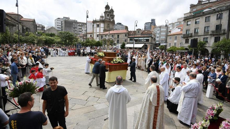 La procesión durante un acto eucarístico que se celebró en A Ferrería.