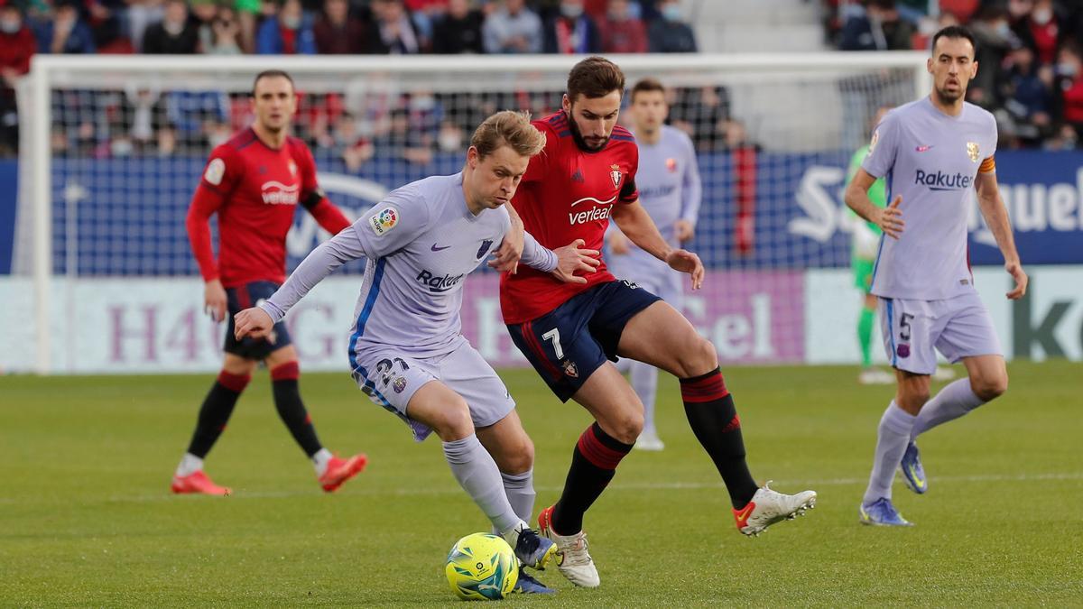 Frenkie de Jong protege el balón del acoso de Moncayola.