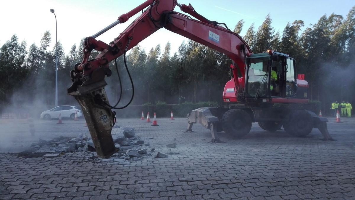Una máquina de Arias Infraestructuras perfora el suelo en una obra en la AP-9.